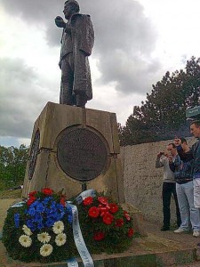 Draza statue on Ravna Gora with wreaths May 10, 2014 courtesy of Mića Leontijević