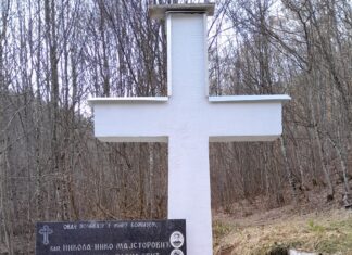 Фотографија споменика направљеног на мјесту догађаја у мјесту Ундруља - Добрунска Ријека код Вишеграда.
